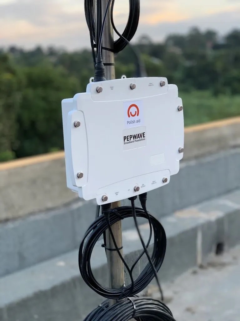 Urządzenie Pepwave zainstalowane na maszcie w ramach projektu fundacji InnovAid