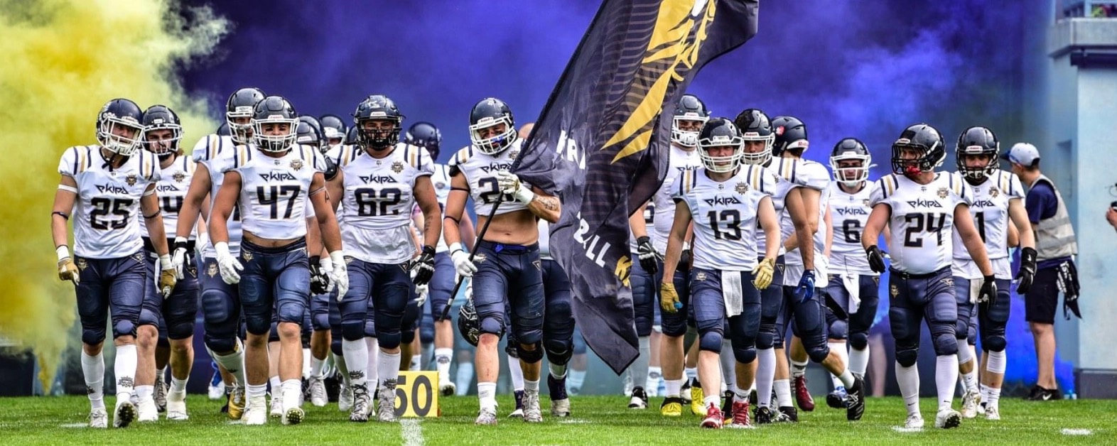 Drużyna Kraków Football Kings wychodząca na boisko