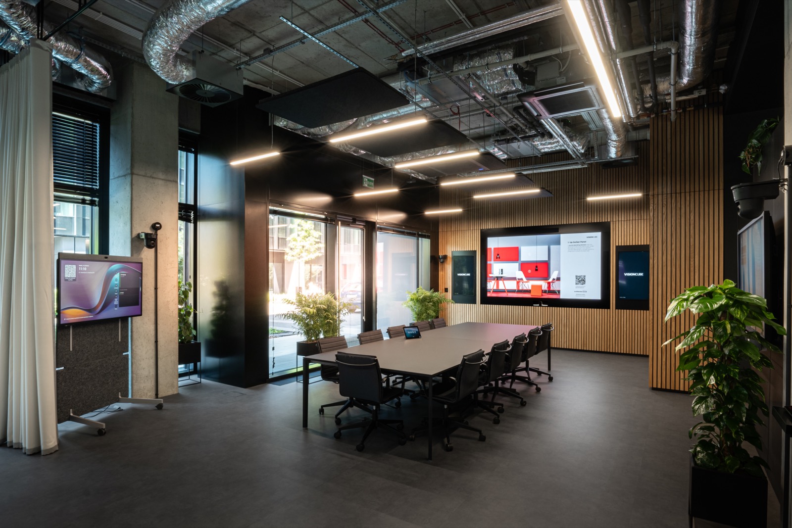 Sala spotkań z ekranami w showroomie VISIONCUBE w Warszawie