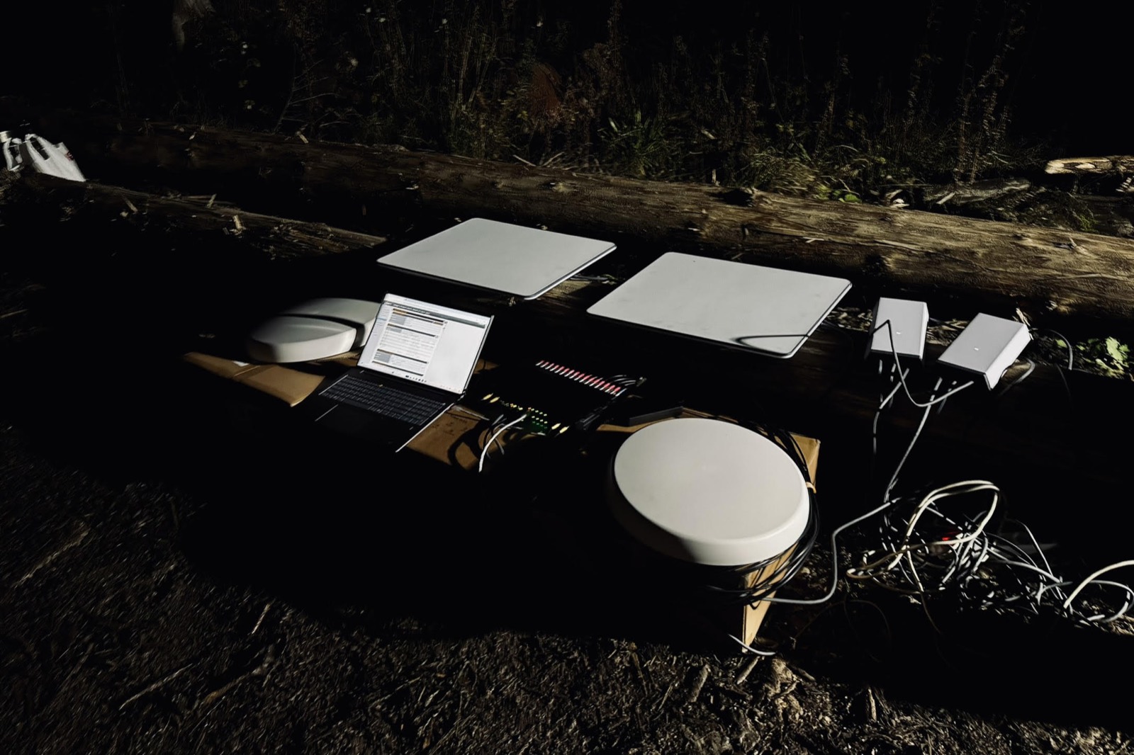 Zestawy łączności satelitarnej przygotowane do pracy w terenie nocą